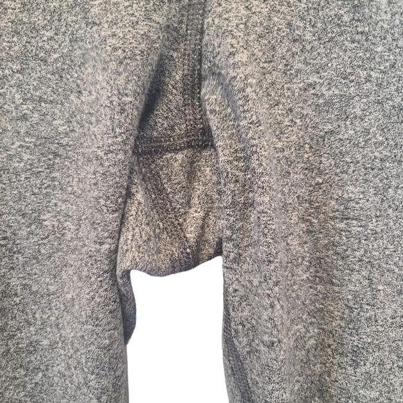 Lululemon Motivate Crop Gray Knit Black Capri Leggings Womens size 2 yoga - Picture 6 of 7